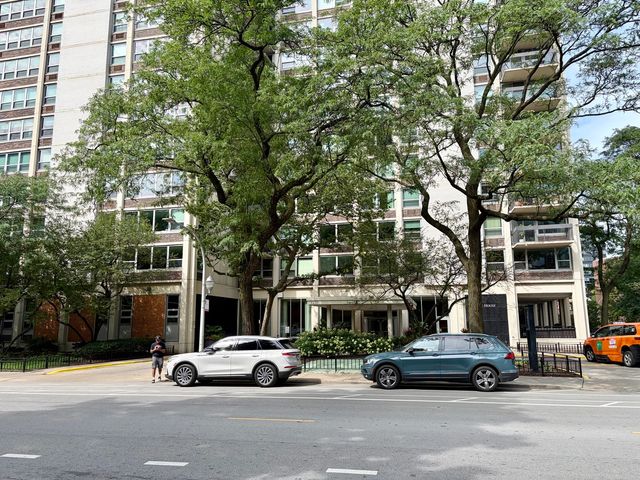 1255 N Sandburg Terrace 2304E, Chicago, IL 60610
