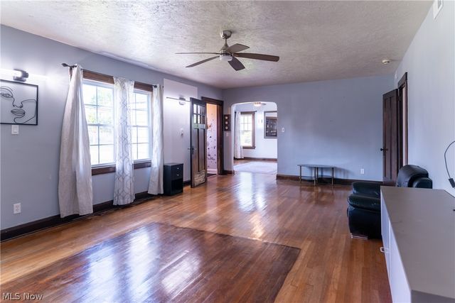 423 Bradley Lane, Youngstown, OH 44504