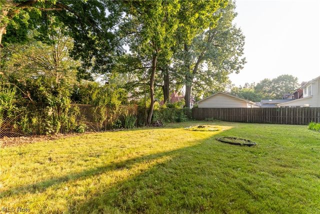 423 Bradley Lane, Youngstown, OH 44504