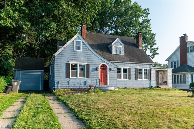 423 Bradley Lane, Youngstown, OH 44504