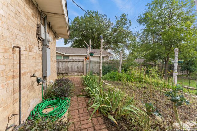 1911 Singing Wind, Kerrville, TX 78028