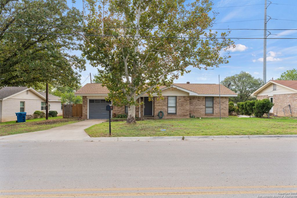 1911 Singing Wind, Kerrville, TX 78028