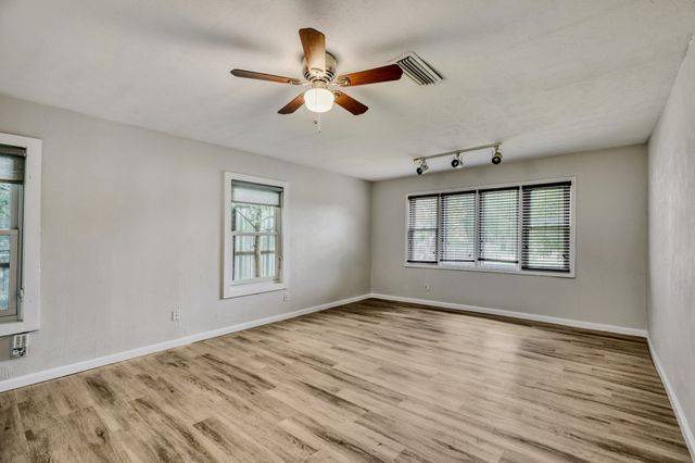 1017 Hoke Smith Drive, Dallas, TX 75224