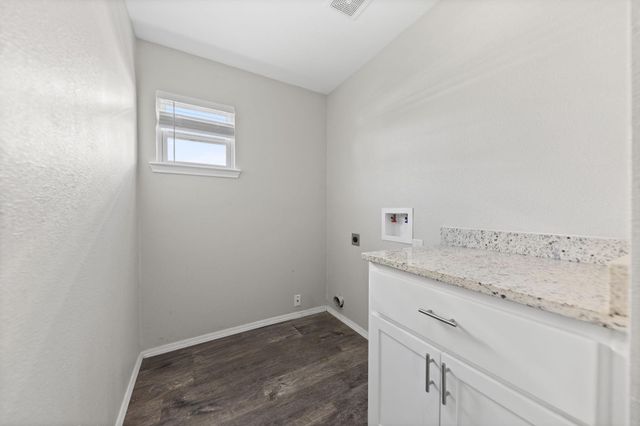 805 S 4th Street, Bonham, TX 75418
