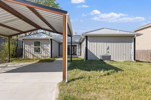 805 S 4th Street, Bonham, TX 75418