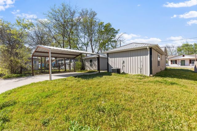805 S 4th Street, Bonham, TX 75418