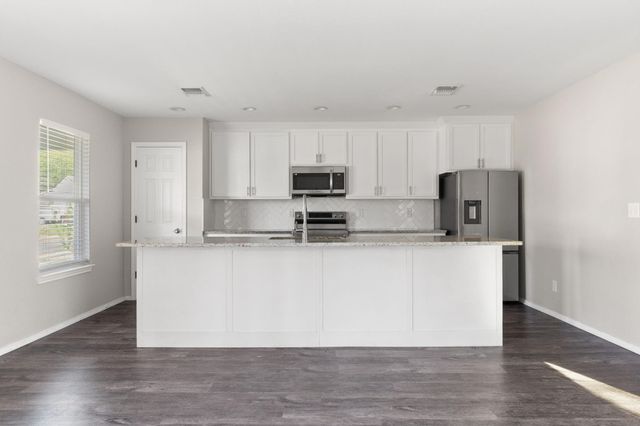 805 S 4th Street, Bonham, TX 75418