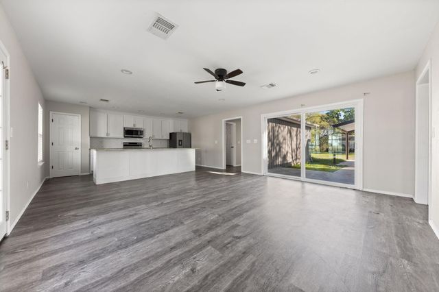 805 S 4th Street, Bonham, TX 75418