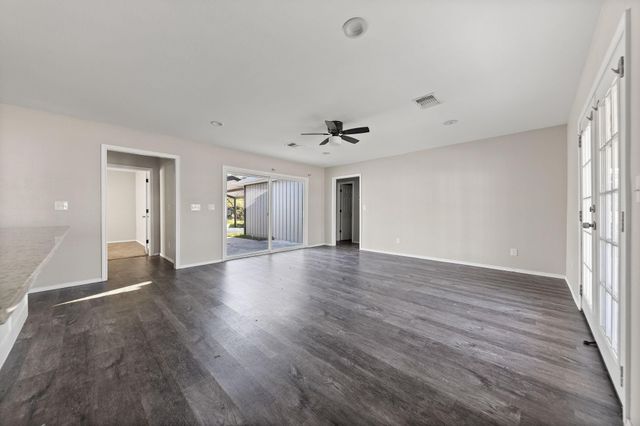 805 S 4th Street, Bonham, TX 75418