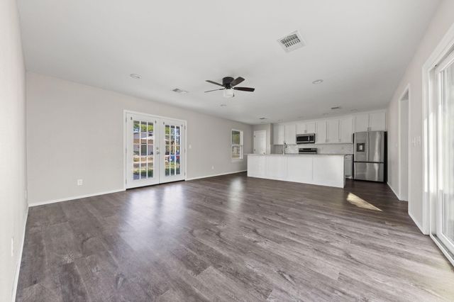805 S 4th Street, Bonham, TX 75418