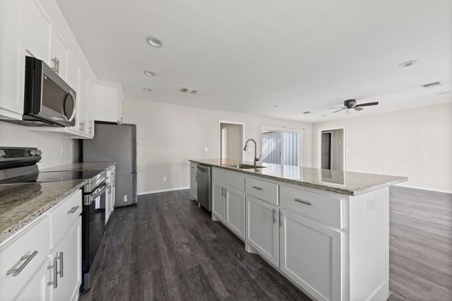 805 S 4th Street, Bonham, TX 75418