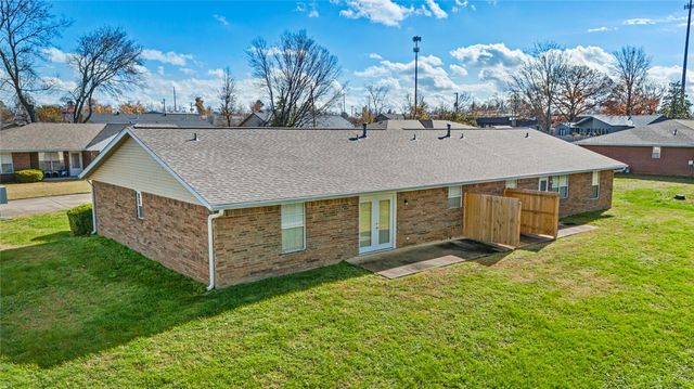 1013 NW 12th Street, Bentonville, AR 72712