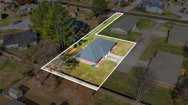 1013 NW 12th Street, Bentonville, AR 72712