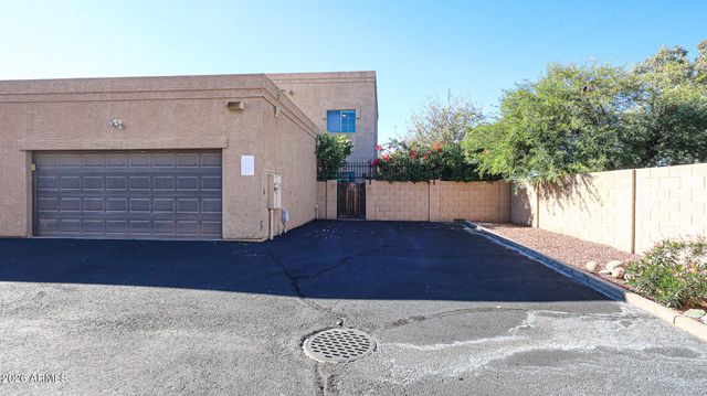 2826 E TRACY Lane 4, Phoenix, AZ 85032