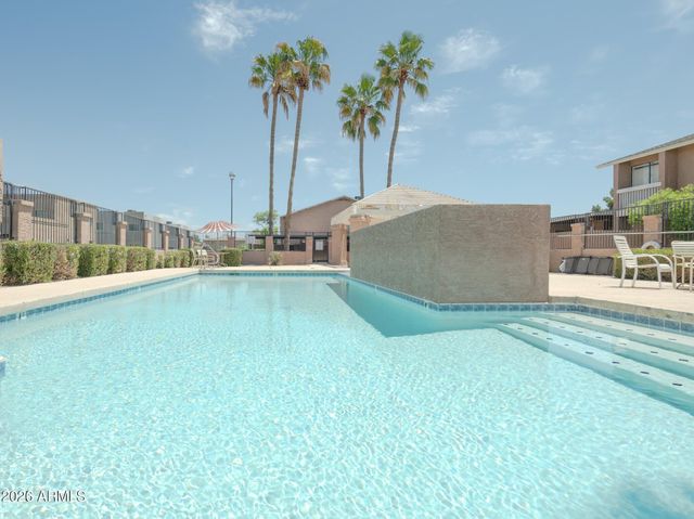 2826 E TRACY Lane 4, Phoenix, AZ 85032