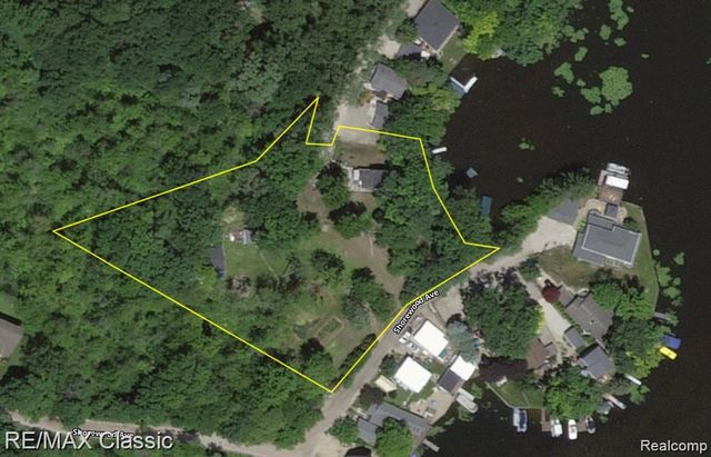 512 Fernhurst Court, Lake Orion, MI 48362