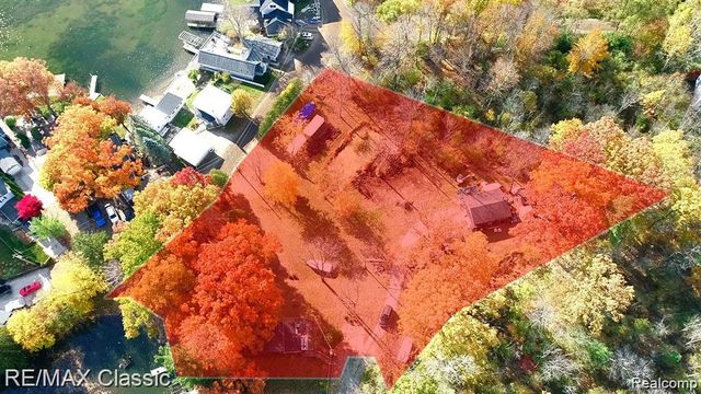 512 Fernhurst Court, Lake Orion, MI 48362