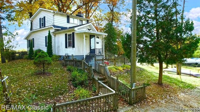 512 Fernhurst Court, Lake Orion, MI 48362