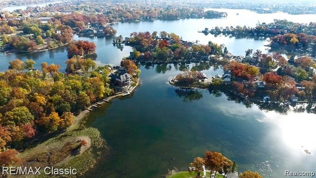 512 Fernhurst Court, Lake Orion, MI 48362