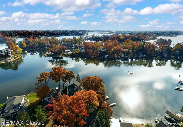 512 Fernhurst Court, Lake Orion, MI 48362