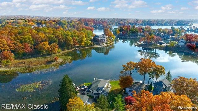 512 Fernhurst Court, Lake Orion, MI 48362