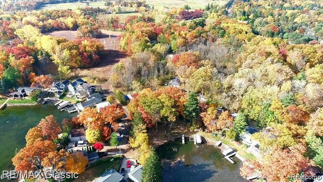 512 Fernhurst Court, Lake Orion, MI 48362