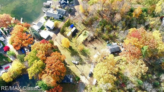 512 Fernhurst Court, Lake Orion, MI 48362
