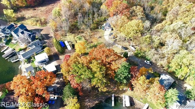 512 Fernhurst Court, Lake Orion, MI 48362