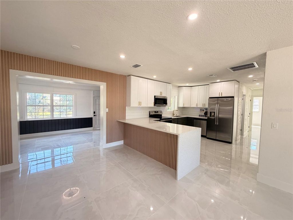 2405 21ST AVE W, BRADENTON, FL 34205 — photo 2