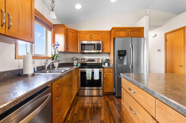 989 39th Avenue W, West Fargo, ND 58078