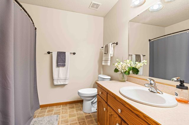 989 39th Avenue W, West Fargo, ND 58078