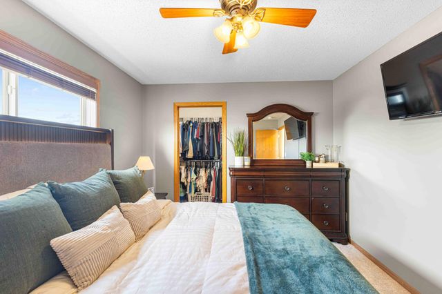 989 39th Avenue W, West Fargo, ND 58078