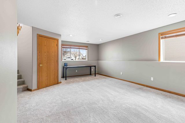 989 39th Avenue W, West Fargo, ND 58078