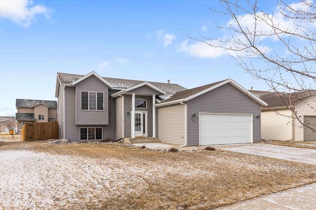 989 39th Avenue W, West Fargo, ND 58078