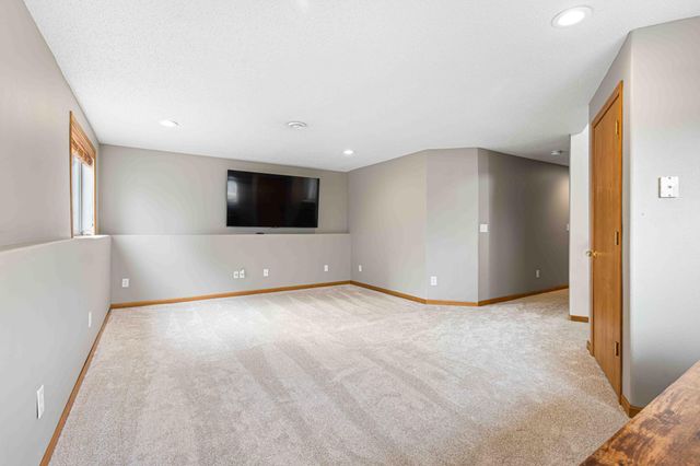 989 39th Avenue W, West Fargo, ND 58078