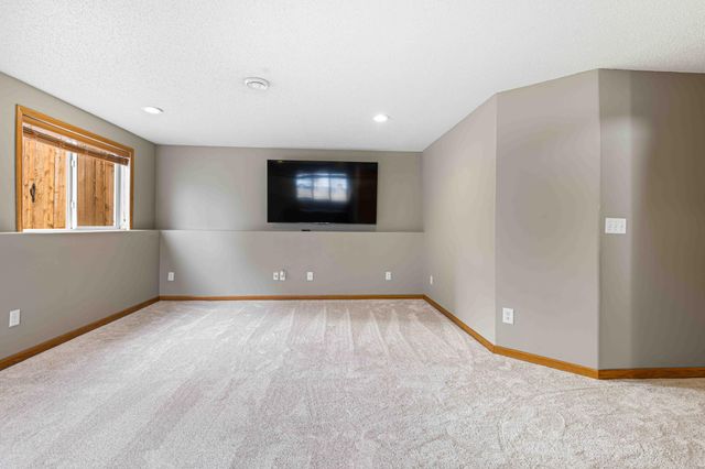 989 39th Avenue W, West Fargo, ND 58078