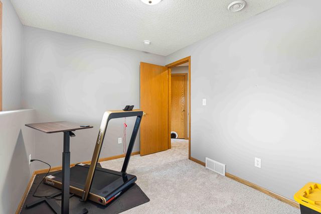 989 39th Avenue W, West Fargo, ND 58078