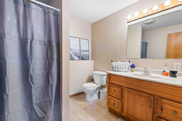 989 39th Avenue W, West Fargo, ND 58078