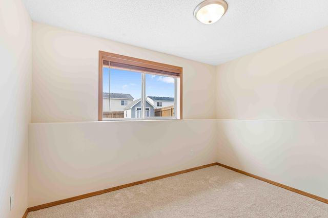 989 39th Avenue W, West Fargo, ND 58078