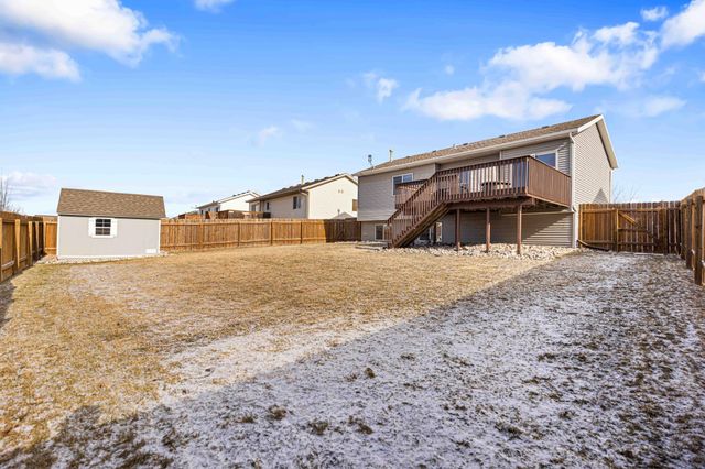 989 39th Avenue W, West Fargo, ND 58078