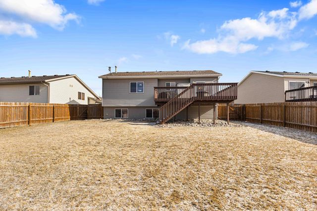 989 39th Avenue W, West Fargo, ND 58078