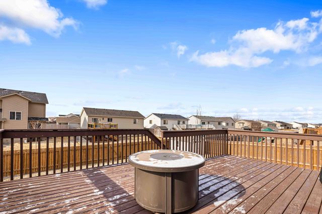 989 39th Avenue W, West Fargo, ND 58078