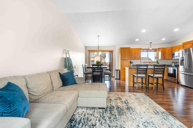 989 39th Avenue W, West Fargo, ND 58078