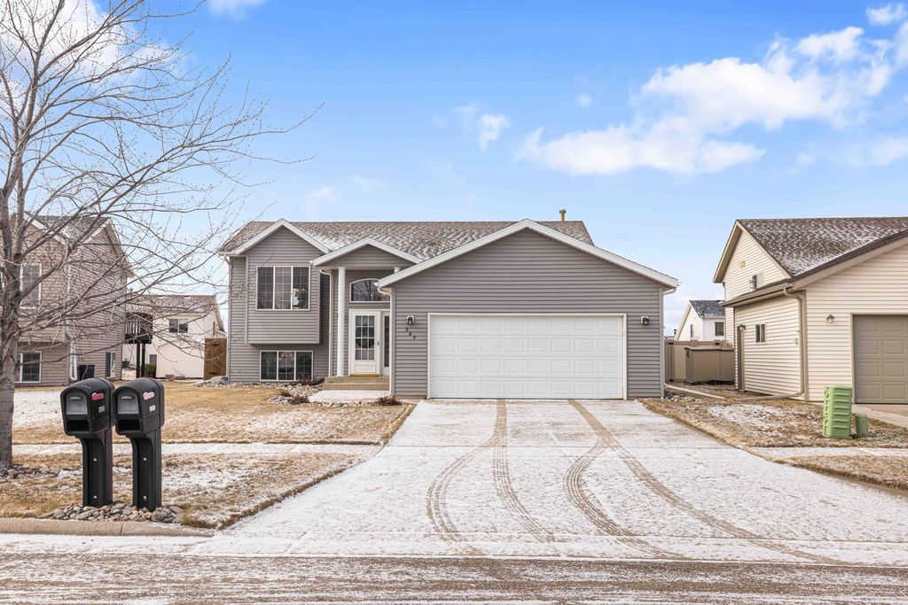 989 39th Avenue W, West Fargo, ND 58078