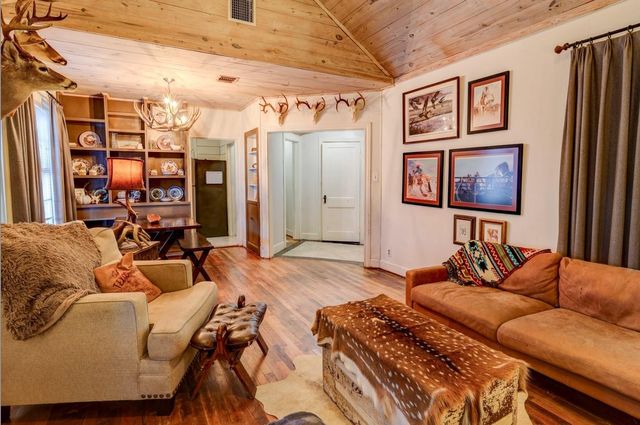 440 W Brazos Avenue, West Columbia, TX 77486