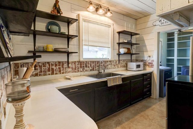 440 W Brazos Avenue, West Columbia, TX 77486