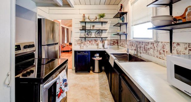 440 W Brazos Avenue, West Columbia, TX 77486