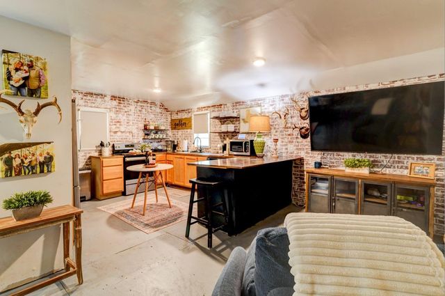 440 W Brazos Avenue, West Columbia, TX 77486