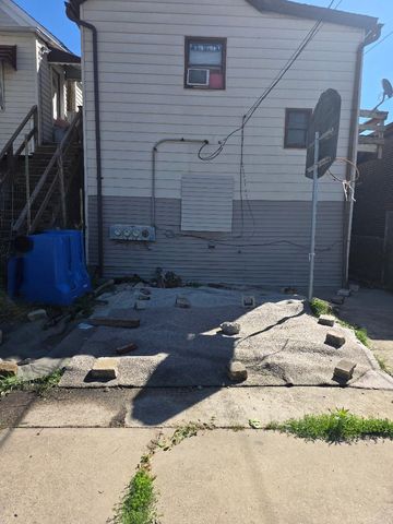 3030 S Poplar Avenue, Chicago, IL 60608