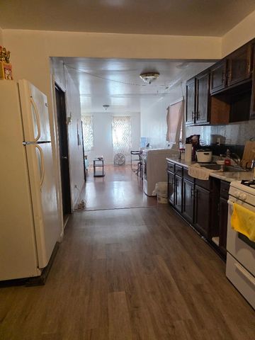 3030 S Poplar Avenue, Chicago, IL 60608